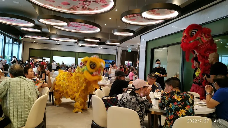 Sparkly Seafood Restaurant old-school cart service dim sum